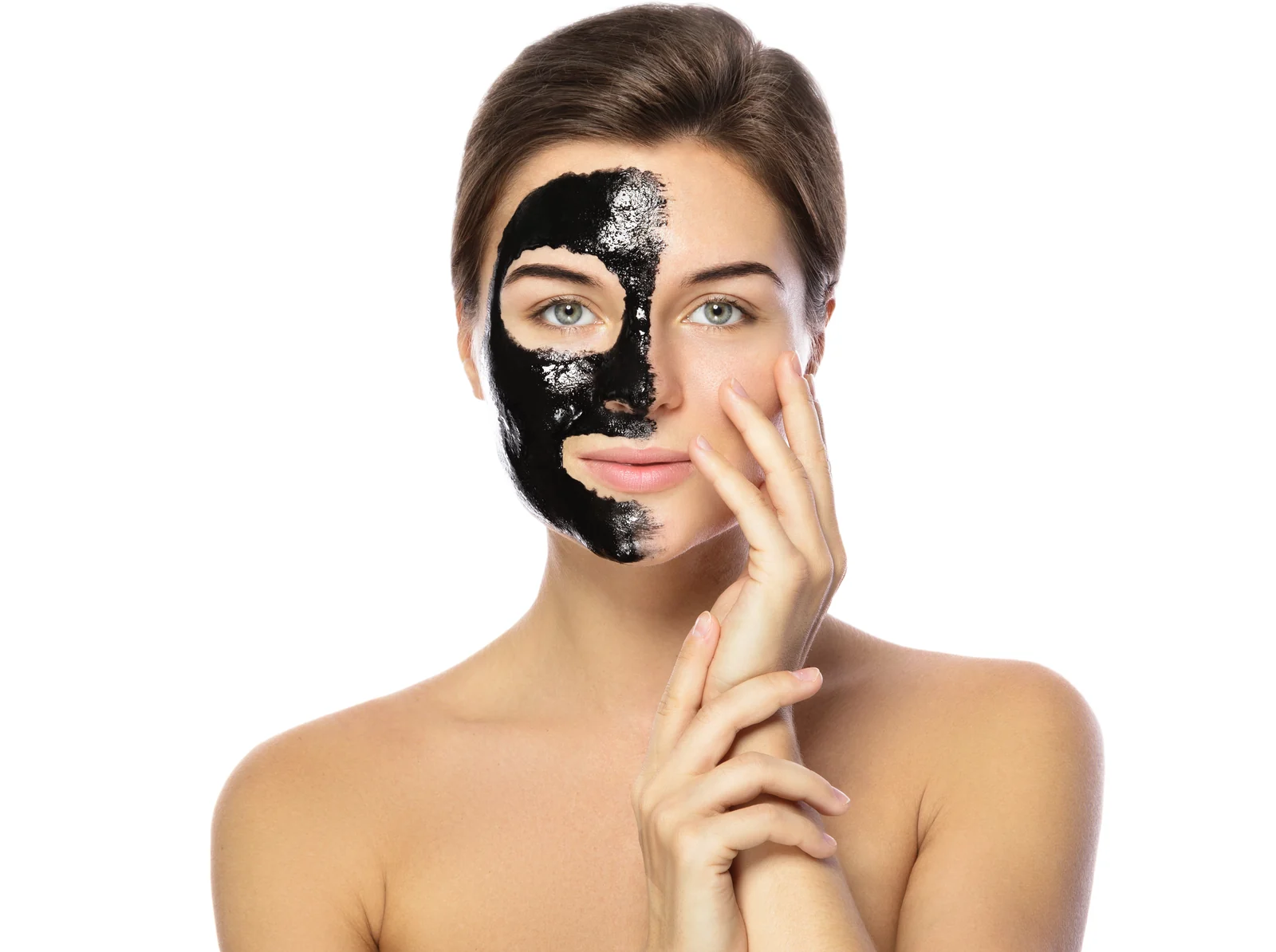 Frau mit aufgetragener Carbonmaske