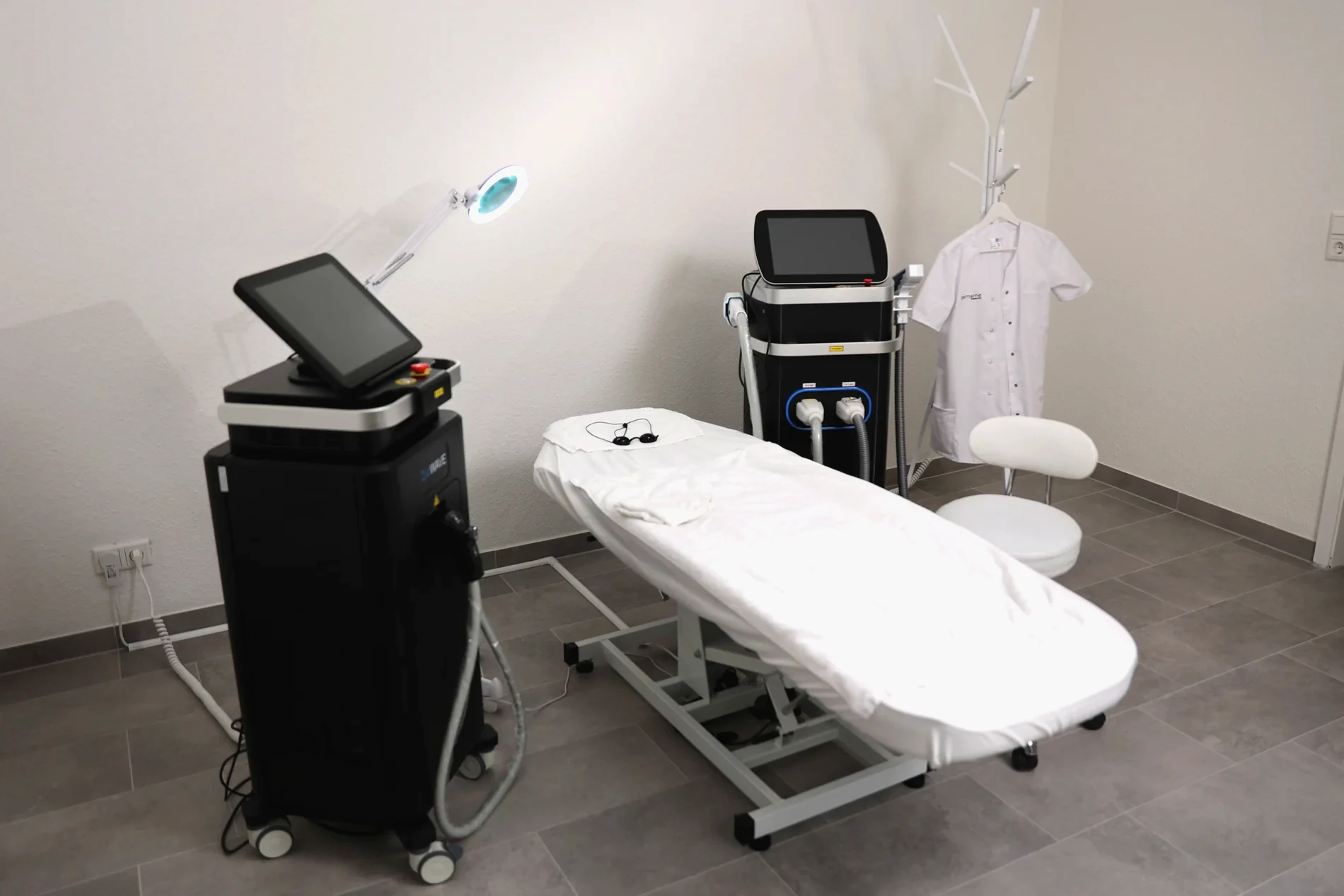 Behandlungsraum von dermame mit den eigenen Geräten für Laser und SHR